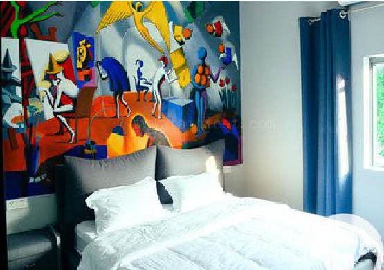 东兰对于酒店的墙体彩绘而言更注重哪些方面？